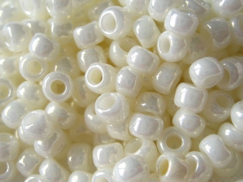 8/0 10g TOHO Rocailles Op. Luster Navajo White
