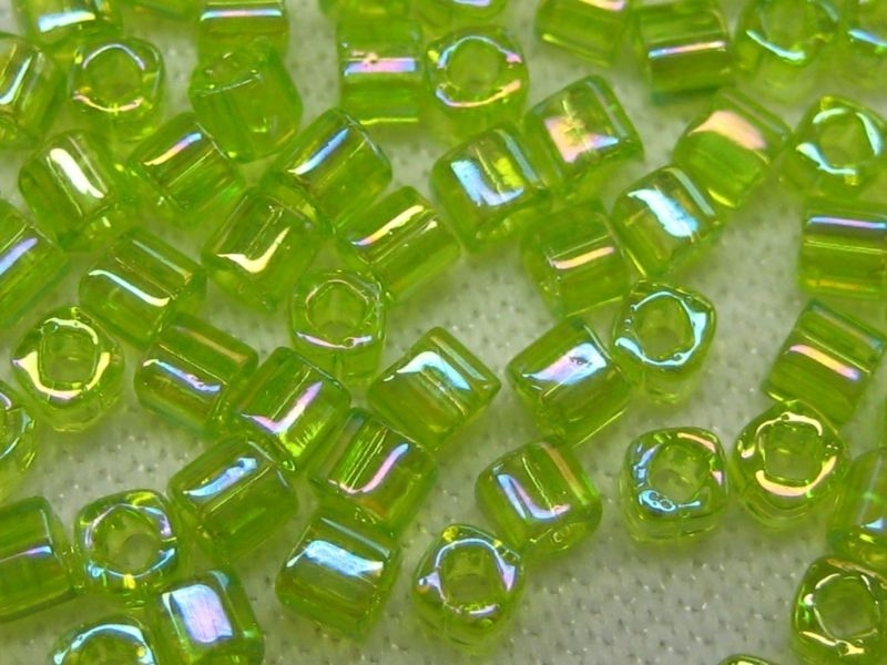 1,5mm 10g TOHO Würfel Rainbow Lime Green